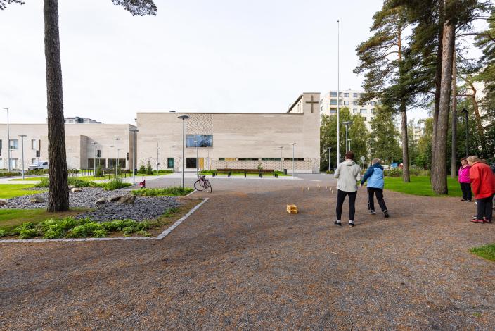 Monitoimitalon piha-alue, jossa pelaavia ihmisiä. (Kuva: Heikki Räisänen)