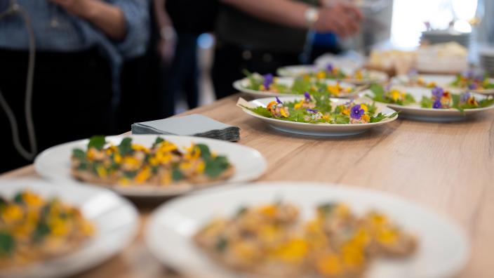 Kuvassa ruoka-annoksia rivissä pöydällä.