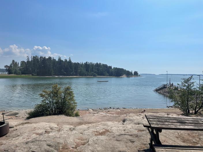 Uimaranta, jossa on kallio ja laituri. (Kuva: Turun kaupunki)