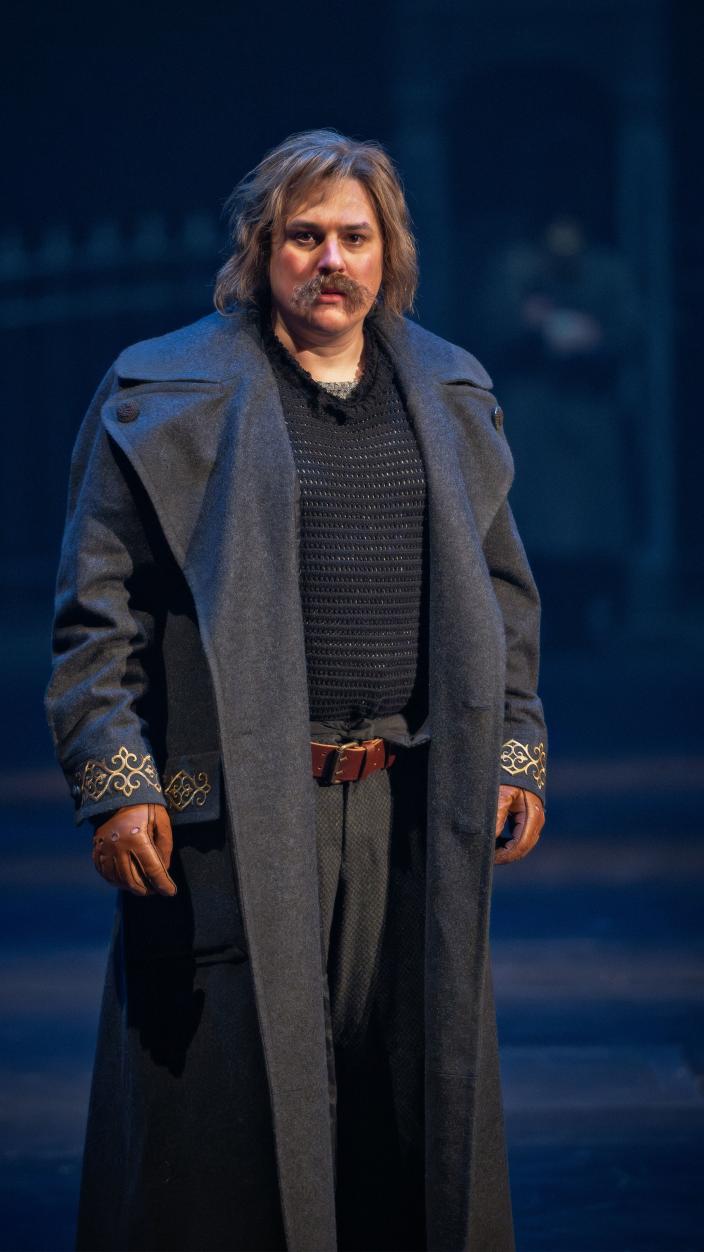 Rooliasuun pukeutunut henkilö seisoo estradilla ja katsoo suoraan eteenpäin. (Kuva: Otto-Ville Väätäinen)