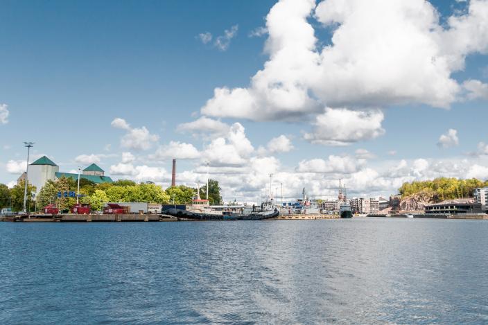 Kuva Turun satama-alueesta mereltä päin taivasta vasten. (Kuva: Joni Pietiläinen)