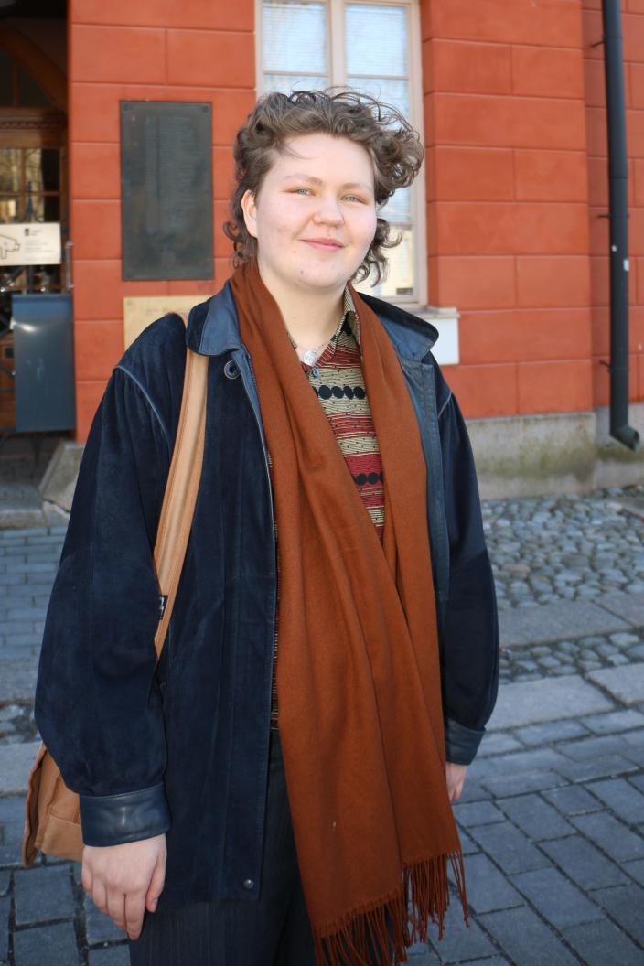 Kuva opiskelija Sebastian Helamaasta Katedralskolanin edustalla. (Kuva: Teija Murmann)