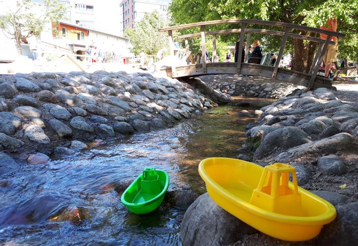 Kaksi leluvenettä Seikkailupuiston leikkipuiston purossa. (Kuva: Rebekka Hermonen)