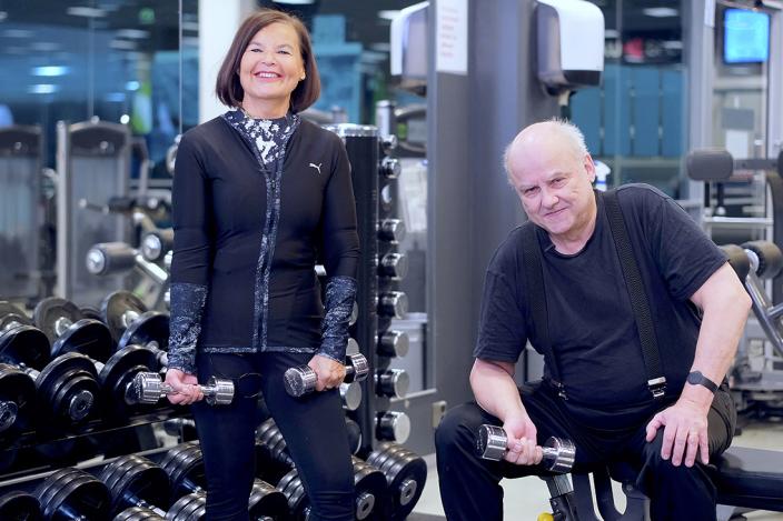 Seniorit kuntoilevat kuntosalilla ja nostavat painoja. (Kuva: Hannu Aaltonen)
