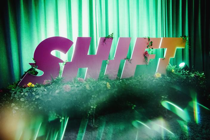 SHIFT-teksti ja kukkia koristeena festivaalialueella. (Kuva: Brave Teddy)