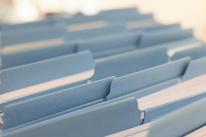 Kuvituskuva vanhoista sinisistä arkistointimapeista. (Kuva: iStock)