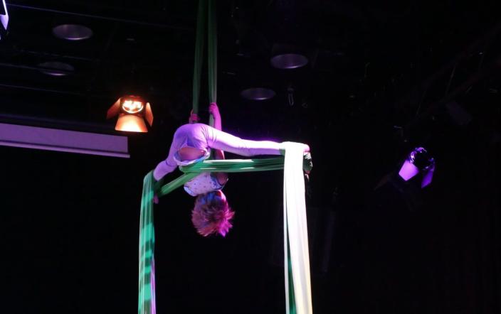 sirkusleiriläinen roikkuu akrobatialiinassa väärinpäin  (Kuva: Sofia Pitkänen)