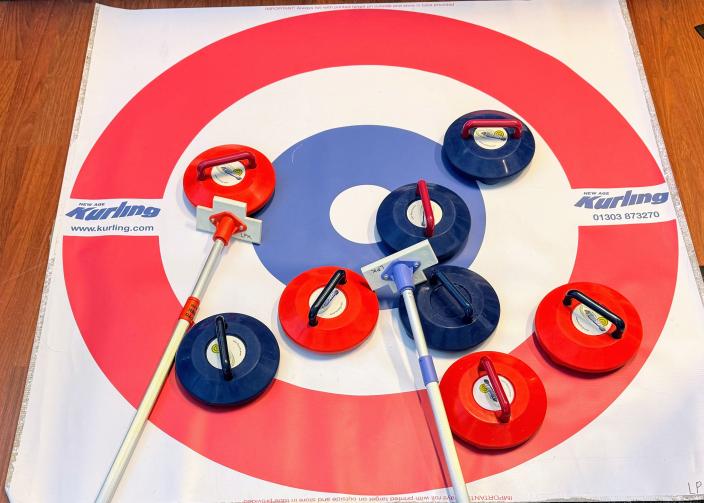 Kuvassa näkyy Curling-maali, kiekkoja ja kepit. (Kuva: Johanna Friman)