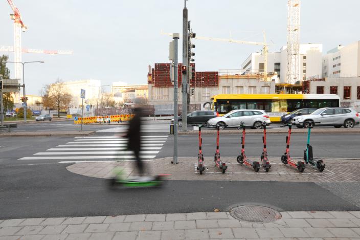 Ihminen ajaa sähköpotkulaudalla. (Kuva: Pasi Leino)