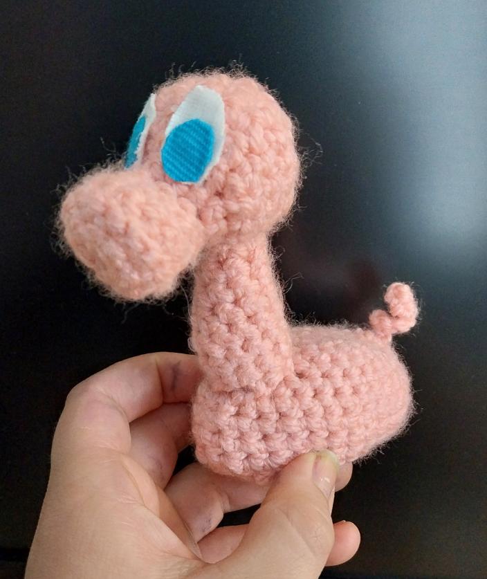 Kuvassa virkattu Posankka kädessä.