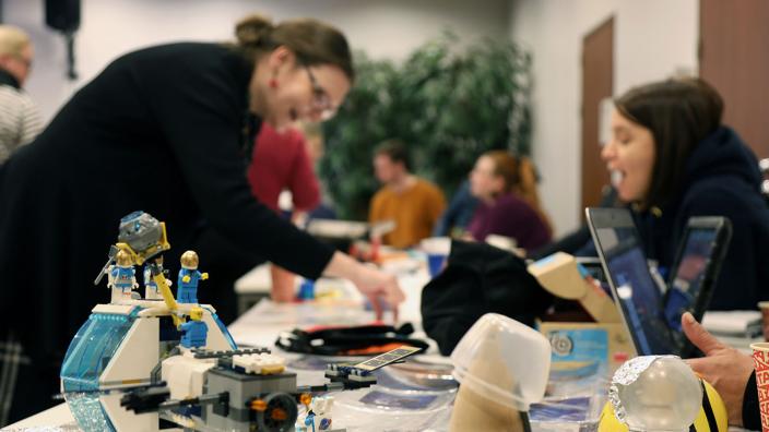 Nuori esittelee STEAMit lopputyötään opettajalle. Taustalla muita ihmisiä.  (Kuva: Toni Puurtinen)