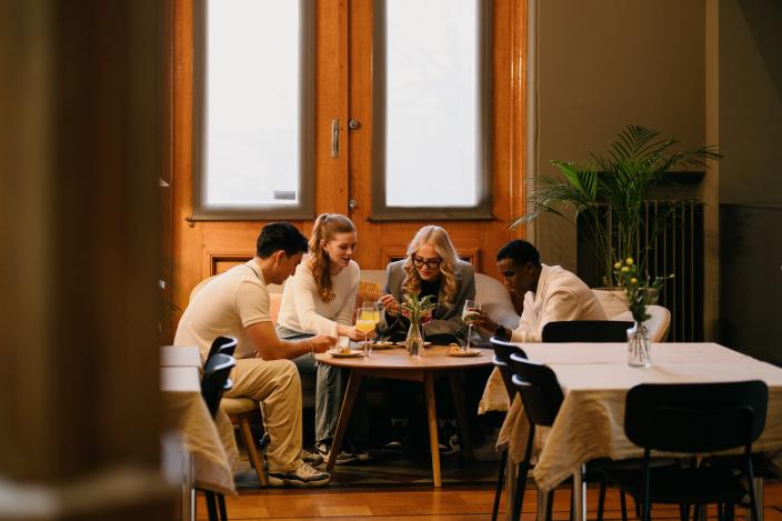 Study in Turku - neljä opiskelijaa Turun taidemuseon kahvilassa (Kuva: Antti Merisaari / Mama Creative)