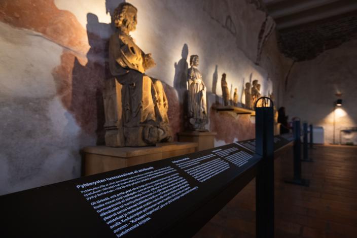 Keskiaikaisia puuveistoksia on esillä Sturenkirkossa näyttelyssä, jossa veistoksien historia esitellään tekstien saavutettavien avulla. (Kuva: Ville Mäkilä)