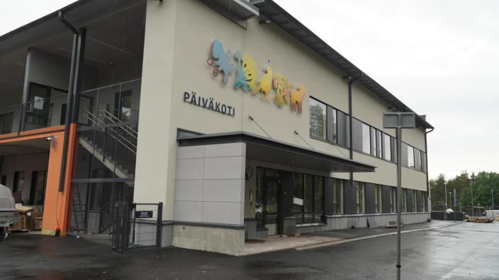 Suikkila-talon julkisivu, jossa teksti päiväkoti ja taidetta. (Kuva: Maija Linnala)