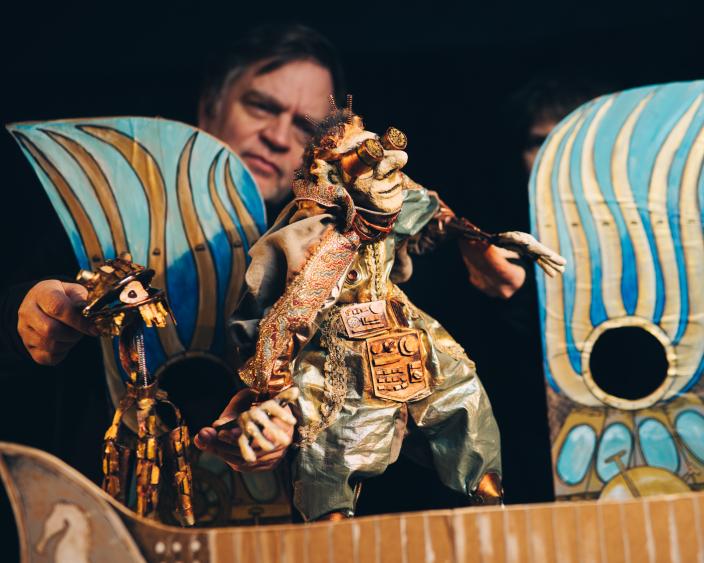 nukettaja nukettaa nukkea (Kuva: Jussi Virkkumaa)