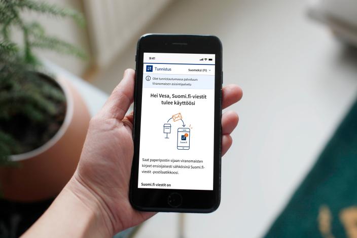 Puhelimen näytöllä suomi.fi-palvelun etusivu.  (Kuva: Digi- ja väestötietovirasto)