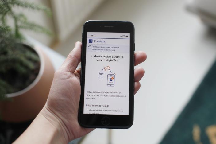 Ihmisen kädessä puhelin, jonka ruudulla lukee: haluatko ottaa käyttöön suomi.fi-viestit? (Picture: Digi- ja väestötietovirasto)
