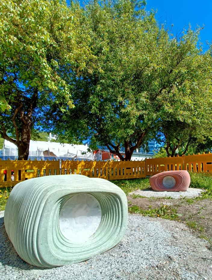 Kaksi värikästä, pehmeänmuotoista taideteosta puistomaisemassa. (Kuva: Jesse Kitinoja)