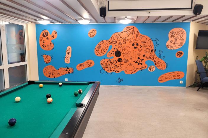 Seinänkokoinen teos, jossa on saaria sekä niiden päällä pieniä kuvia. (Kuva: Maria Björklund)