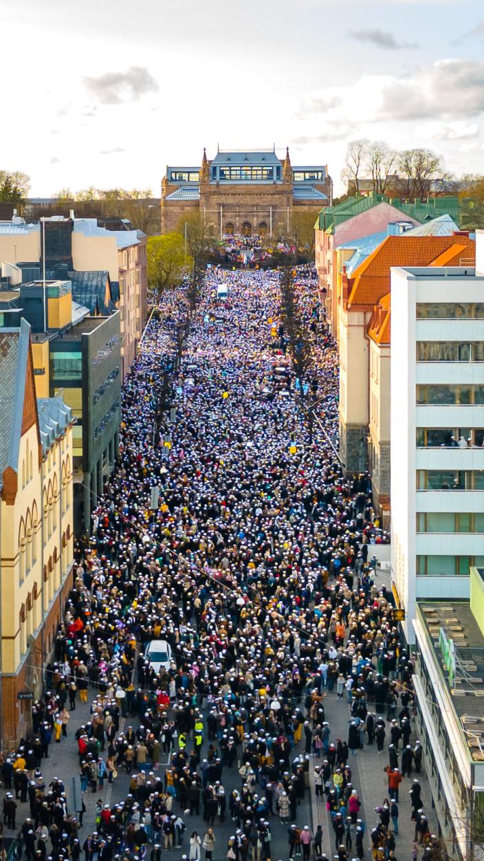 Suuri joukko ihmisiä seuraamassa Taidemuseonmäen vapun lakitustilaisuutta.