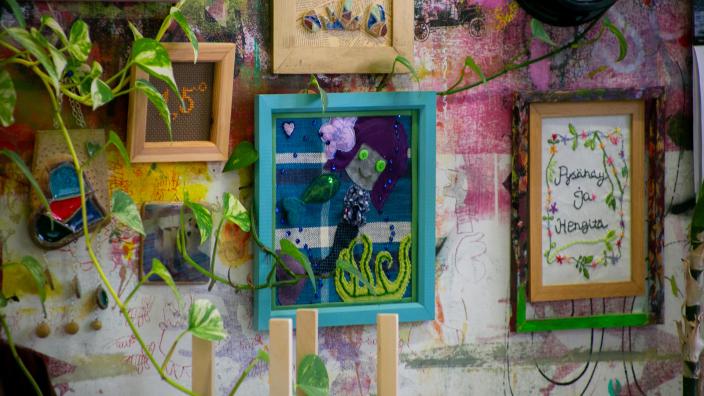 Kuvassa näkyy taidetauluja seinällä. (Kuva: Fendari )