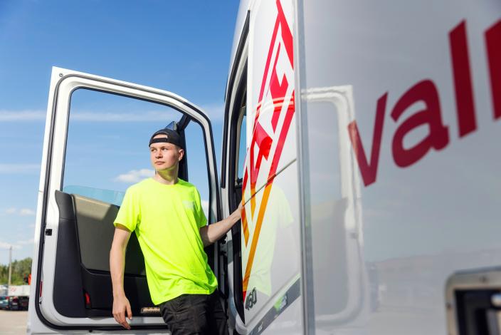 En student vid skåpbilsdörren. (Foto: Jussi Vierimaa )