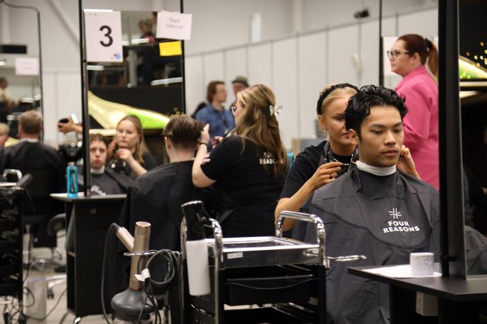 Taitaja-kilpailussa näkyy asiakkaita parturi-kampaajien asiakkaina.  (Kuva: Toni Puurtinen / Skills Finland)