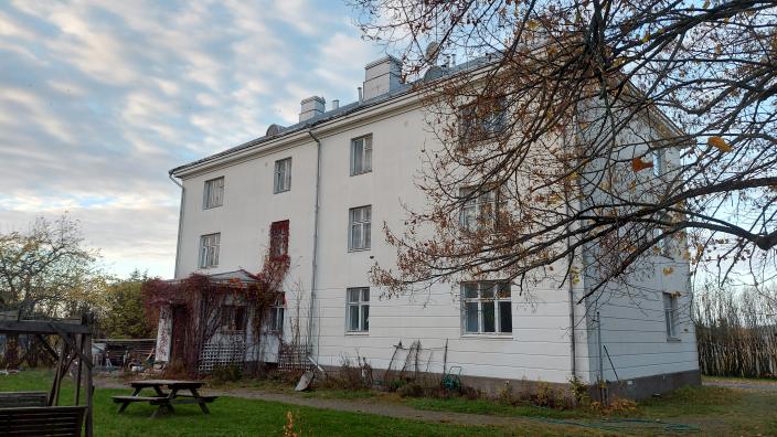 Vesilaitoksen asuintalo Aurajoen läheisyydessä (Kuva: Päivi Autere)