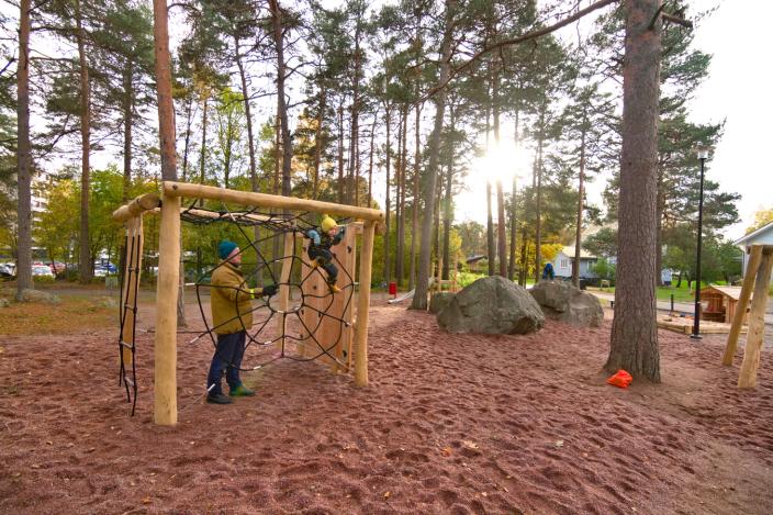 Tammikankareen leikkipaikka on tehty luontoa jäljitteleväksi.  (Kuva: Jonne Linna-alho)