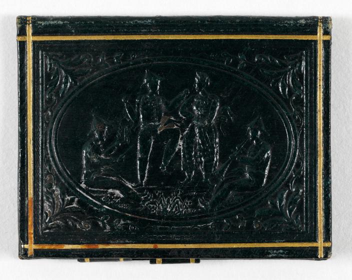 Mustakantinen pieni vihko, jonka kannessa kohopainolla painettu pariskunta. (Kuva: Anna Saarikko, Turun kaupunginmuseo)