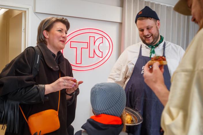 Ihmisiä syömässä ruokaa Tapahtumakeittiössä.