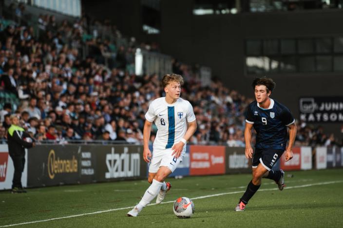 Kuvassa on pikkuhuuhkajien pelaaja Matias Siltanen San Marino -kotiottelussa juoksemassa jalkapallon kanssa. (Kuva: Tara Jaakkola)