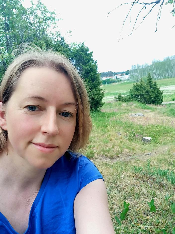 Turun kaupungin ympäristösuojelusuunnittelija Tarja Marsh kalliokedolla puiden edustalla. (Kuva: Tarja Marsh)