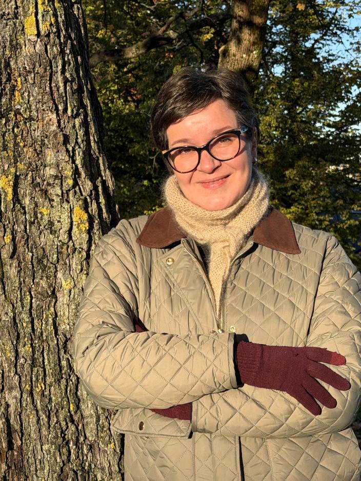 Lukutaidon erityisasiantuntija Tarumaija Aalto Puolalanpuistossa otetussa valkokuvassa. (Kuva: Teija Murmann)