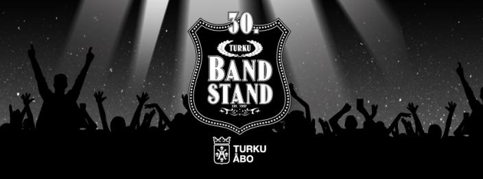 Kuvassa on taustalla innostunut yleisö ja edessä Turku Bandstandin visuaalinen ilme. (Foto: Turun kaupunki)