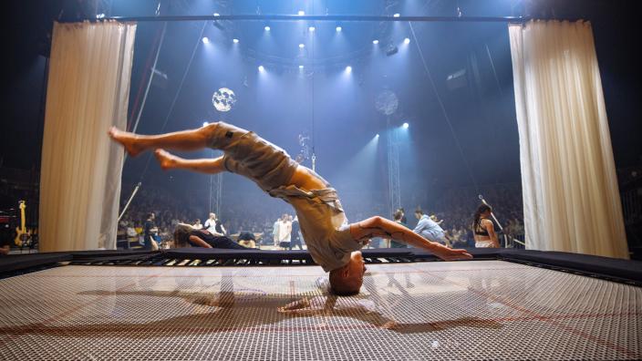 Sirkustaiteilija temppuilee trampoliinilla. (Kuva: Lukas Biba)