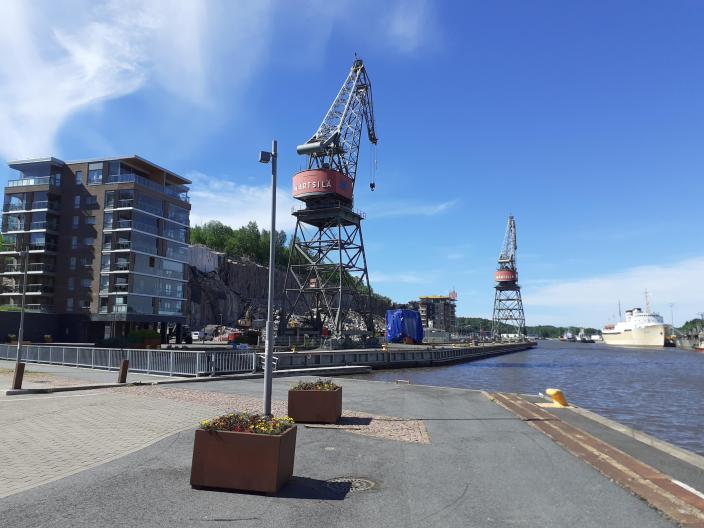 Telakkarannan ranta-aluetta, kerrostalo ja vanhat telakkanosturit. (Kuva: Heini Viljanen)