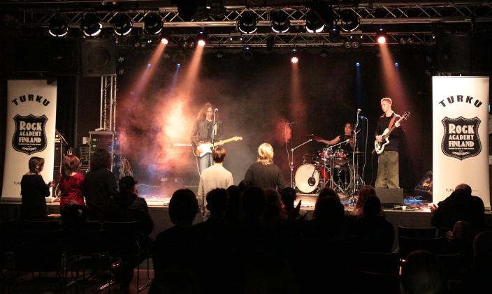 The Blind -yhtye soittamassa Vimman lavalla. (Kuva: Radio Vimma)