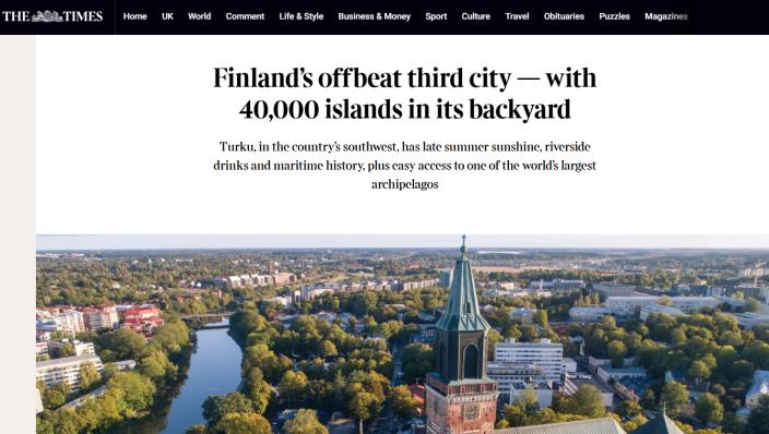The Timesin artikkeli Turusta, jossa näkyy maisema ylhäältä katsoen kohti Tuomiokirkkoa.