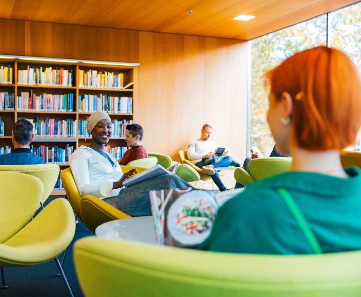 Ihmisiä istumassa pääkirjaston tieto-osastolla. (Foto: Heikki Räisänen)