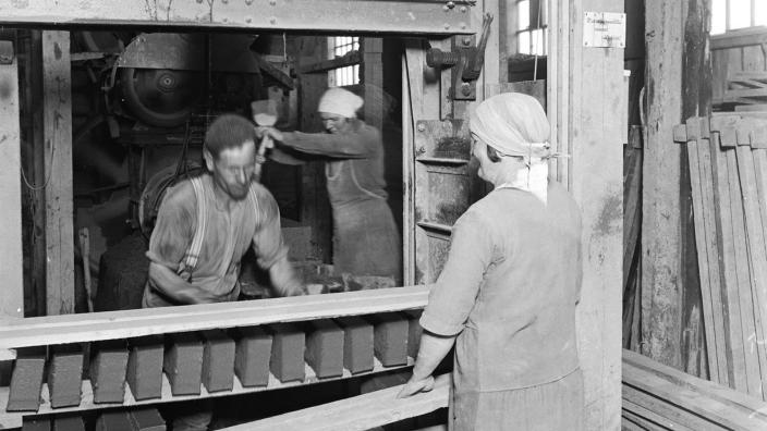 Tiilenvalmistusta Suomen Saviteollisuuden tehtaalla Paimiossa 1930-luvulla. (Kuva: Mauno Mannelin, Turun kaupunginmuseo.)