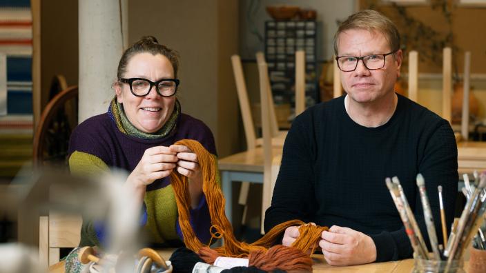 Taito Varsinais-Suomen toiminnanjohtaja Tiina Aalto ja Turun kaupunginmuseon johtaja Ville-Matti Rautjoki Kylämäen Verstaalla. (Kuva: Ville Mäkilä)