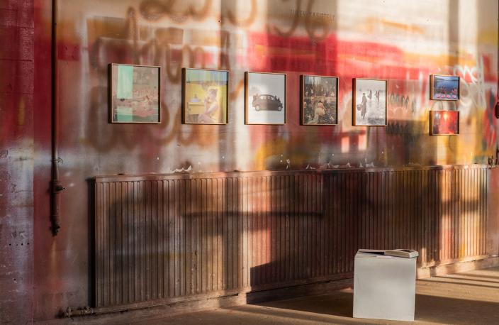 Valokuvataidetta ripustettuna vanhan ratikkahallin seinälle. (Kuva: Laura Rautjoki)