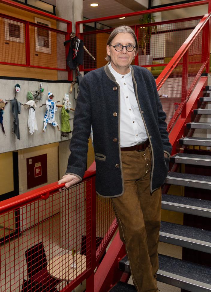 Linnasmäki Oy:n toimitusjohtaja Jukka Hautala seisoo oppilaitoksen sisällä portailla.