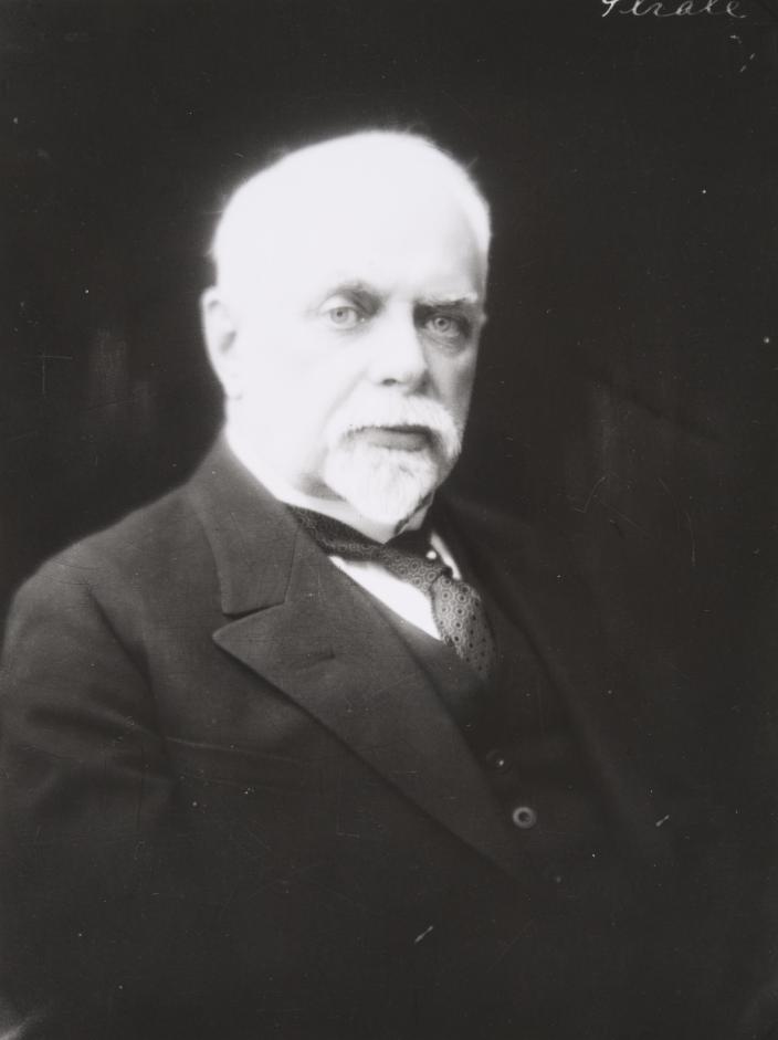 Mustavalkoinen valokuva miehestä yllään puku ja solmio. (Kuva: Historian kuvakokoelma / Museovirasto.)