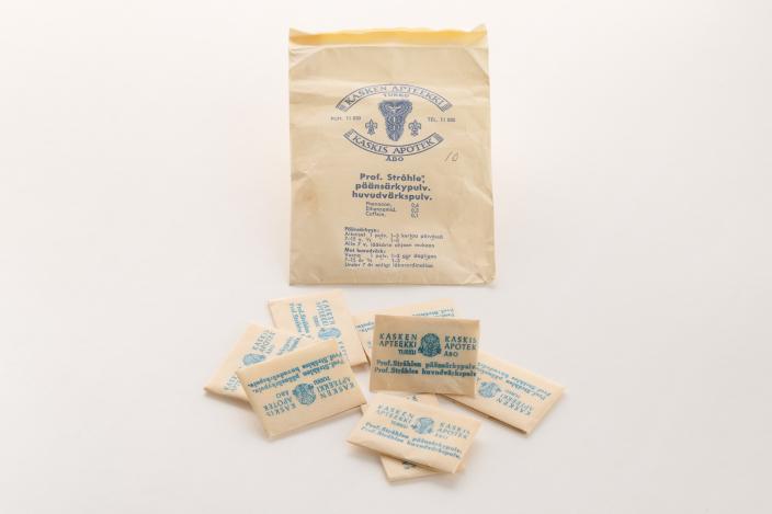 Paperisia pieniä vanhoja lääkepulverin annospusseja. (Kuva: Ville Mäkilä, Turun kaupunginmuseo)