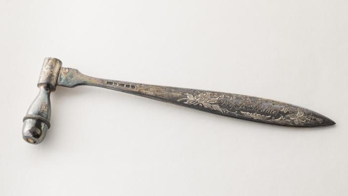 Metallinen hieman tummunut refleksivasara. (Kuva: Ville Mäkilä, Turun kaupunginmuseo)