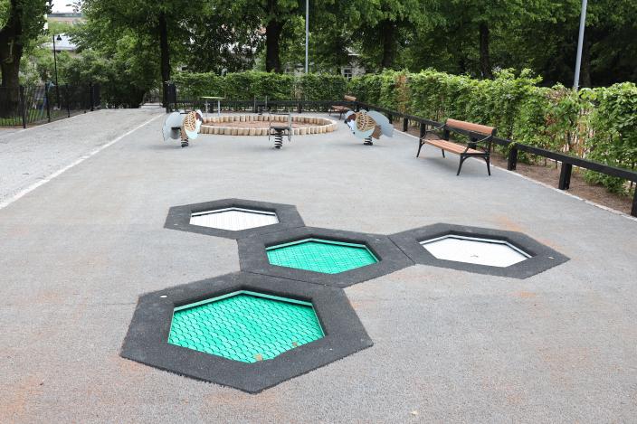 Maatrampoliinit kutsuvat pomppimaan. (Kuva: Risto Lahtinen)