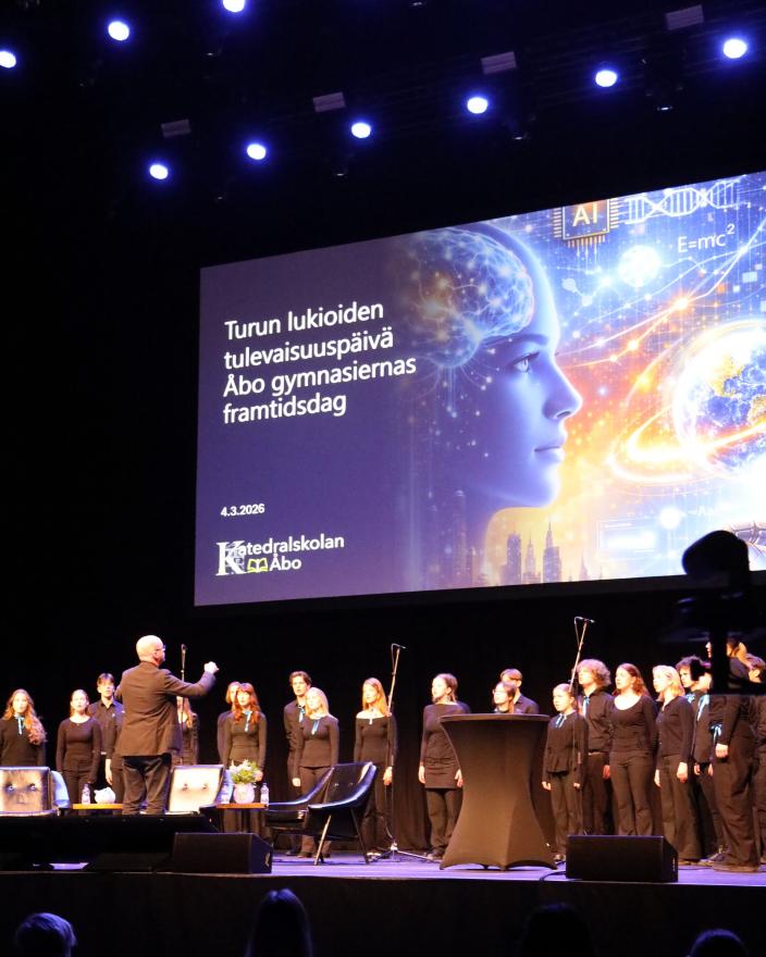 Kuoro esiintyy lavalla.