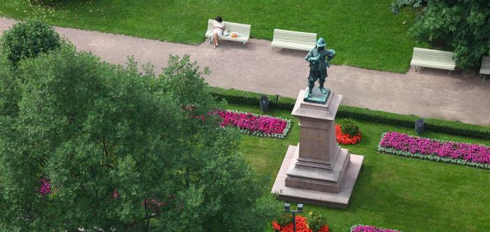 Kuvassa näkyy patsas kauniiden kukkaistutusten ympäröimänä (Foto: Tim Bird)